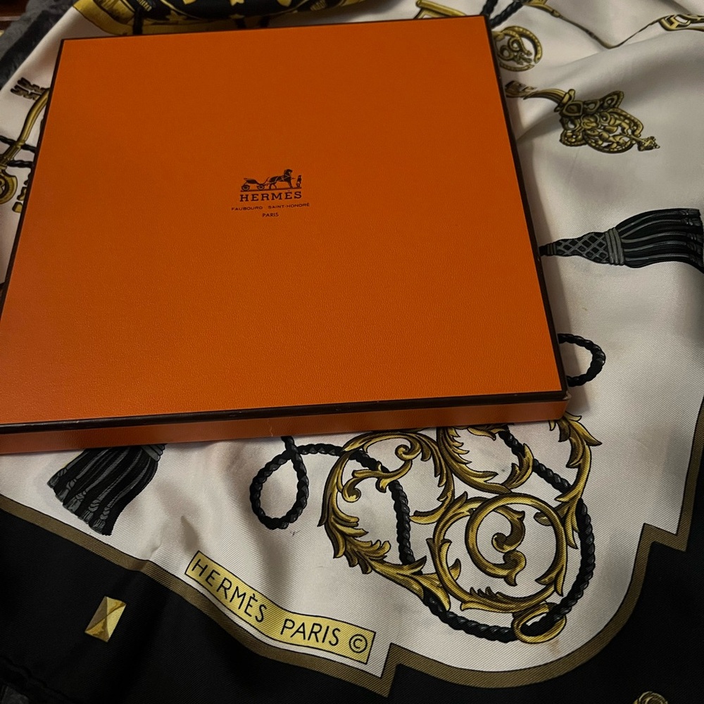 AUTHENTIC Hermès "Les Clés" 90cm Silk Scarf – Black/Gold/White – With Box - Picture 3 of 7